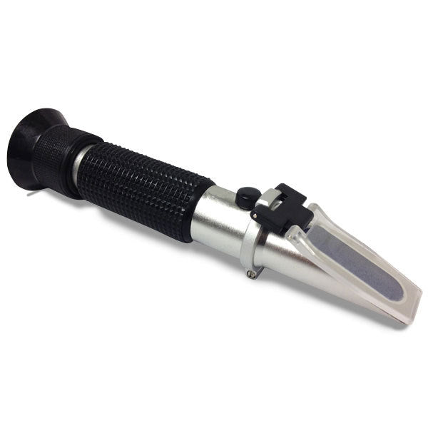 Refractometer Brix and Specific Gravity Readings with Automatic Temperature Correction